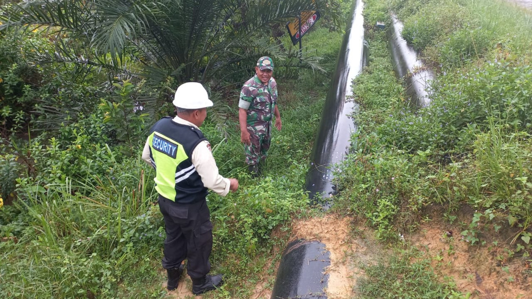 Sertu Roni Sandra dan Security Pertamina Melakukan Sosialisasi Keamana Jalur Pipa Minyak