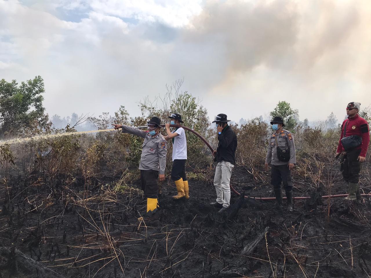 Berangkat Bersama Kapolres, Mahasiswa STIE dan HMI Dumai Padamkan Karhutla Bersama Petugas