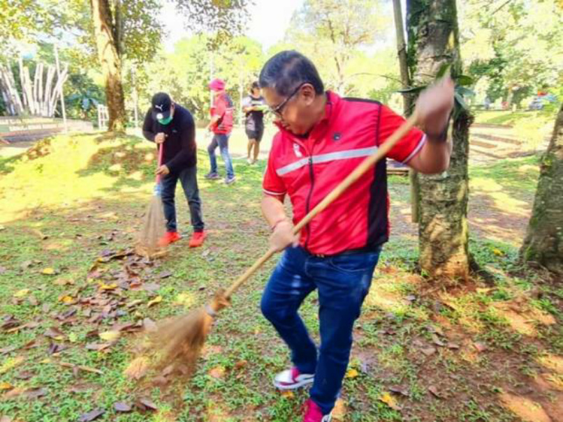 Berkelakar, Hasto Tantang Sekjen Parpol Lain Lomba Kecepatan Menyapu