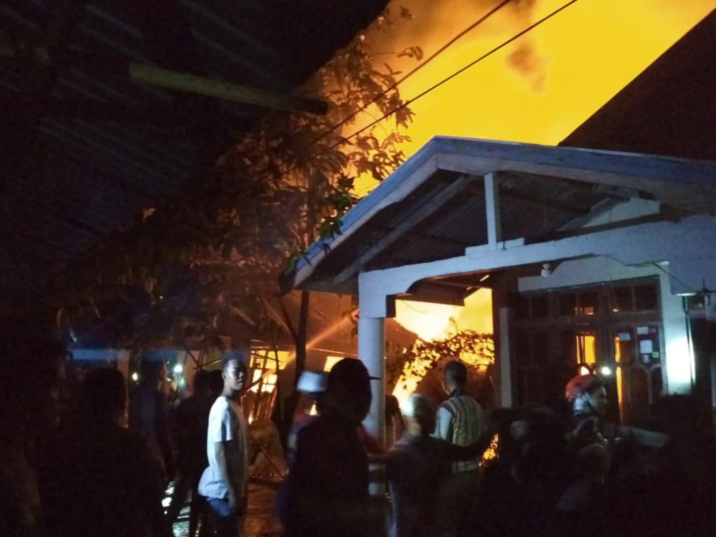 Pemukiman Warga Parit 11 Tembilahan 'Diserbu' Api saat Berbuka Puasa