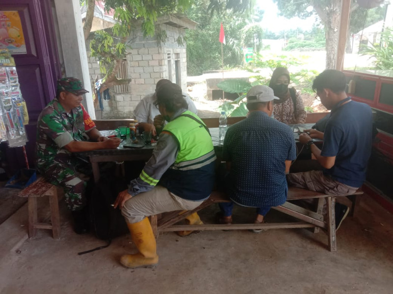 Babinsa Kelurahan Teluk Makmur Jalin Silaturahmi Dengan Tomas dan Masyarakat di Komsos Arifin Ahmad