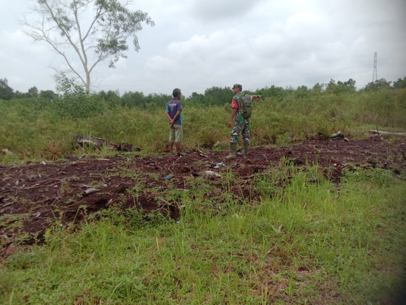 Sertu Ramli Berikan Pemahaman dan Sosialisasi Kepada Masyarakat Untuk Selalu Berperan Dalam Mencegah Karhutla
