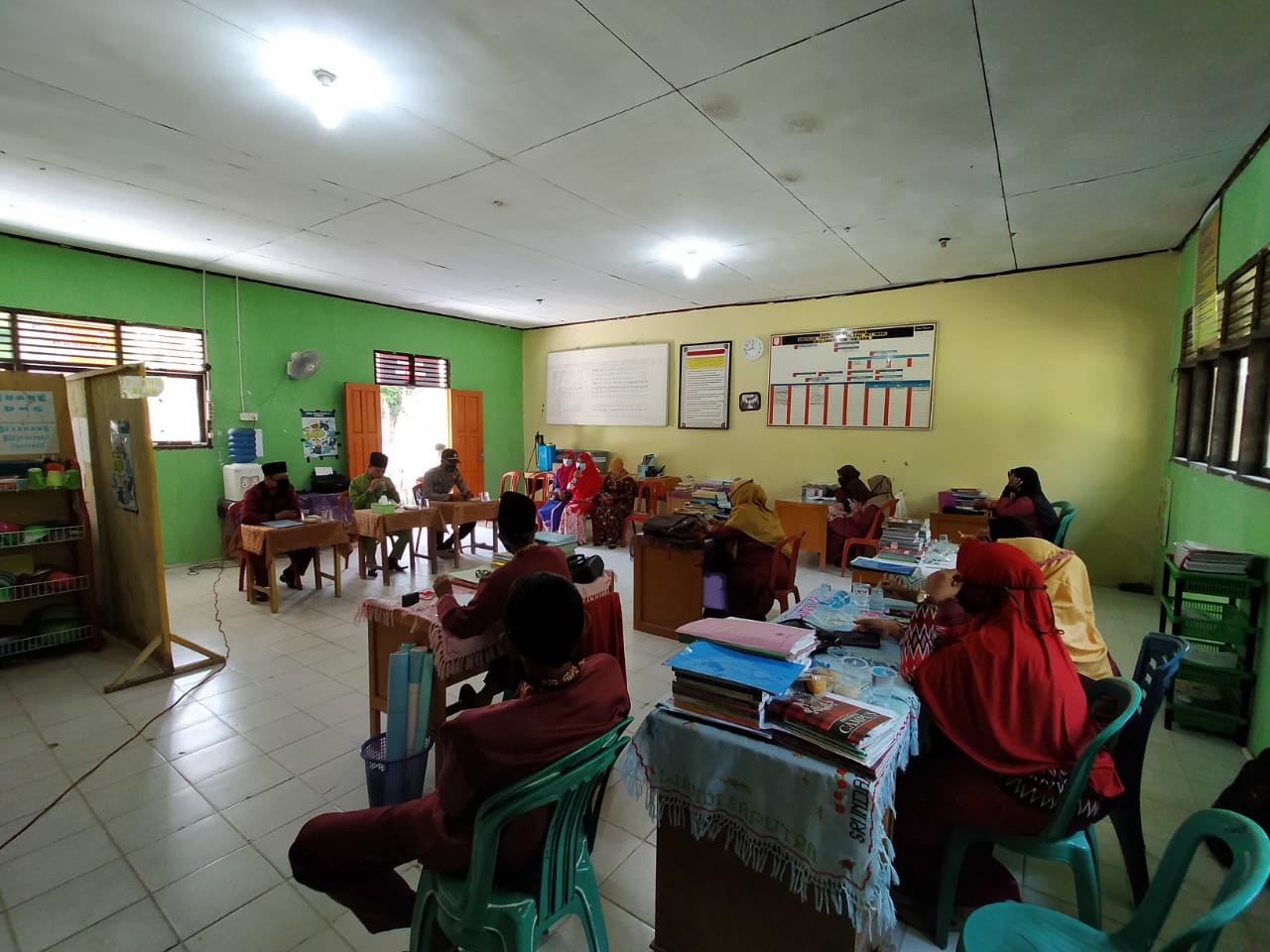 Kapolsek Bersama Upika Kecamatan TPTM Tinjau SMP Negeri 2 Parit Alai