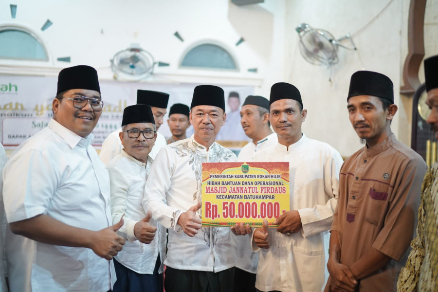 Safari Ramadan, Bupati Rohil Salurkan Bantuan di Batu Hampar