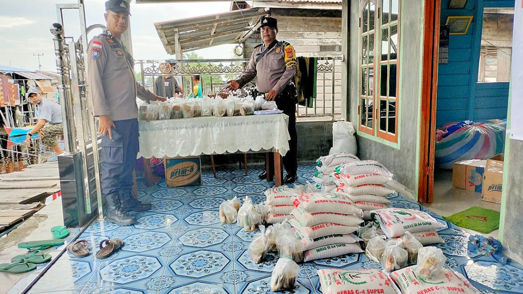 Polres Rohil dan Mahasiswa Berbagi Beras dan Takjil Kepada Nelayan di Palika