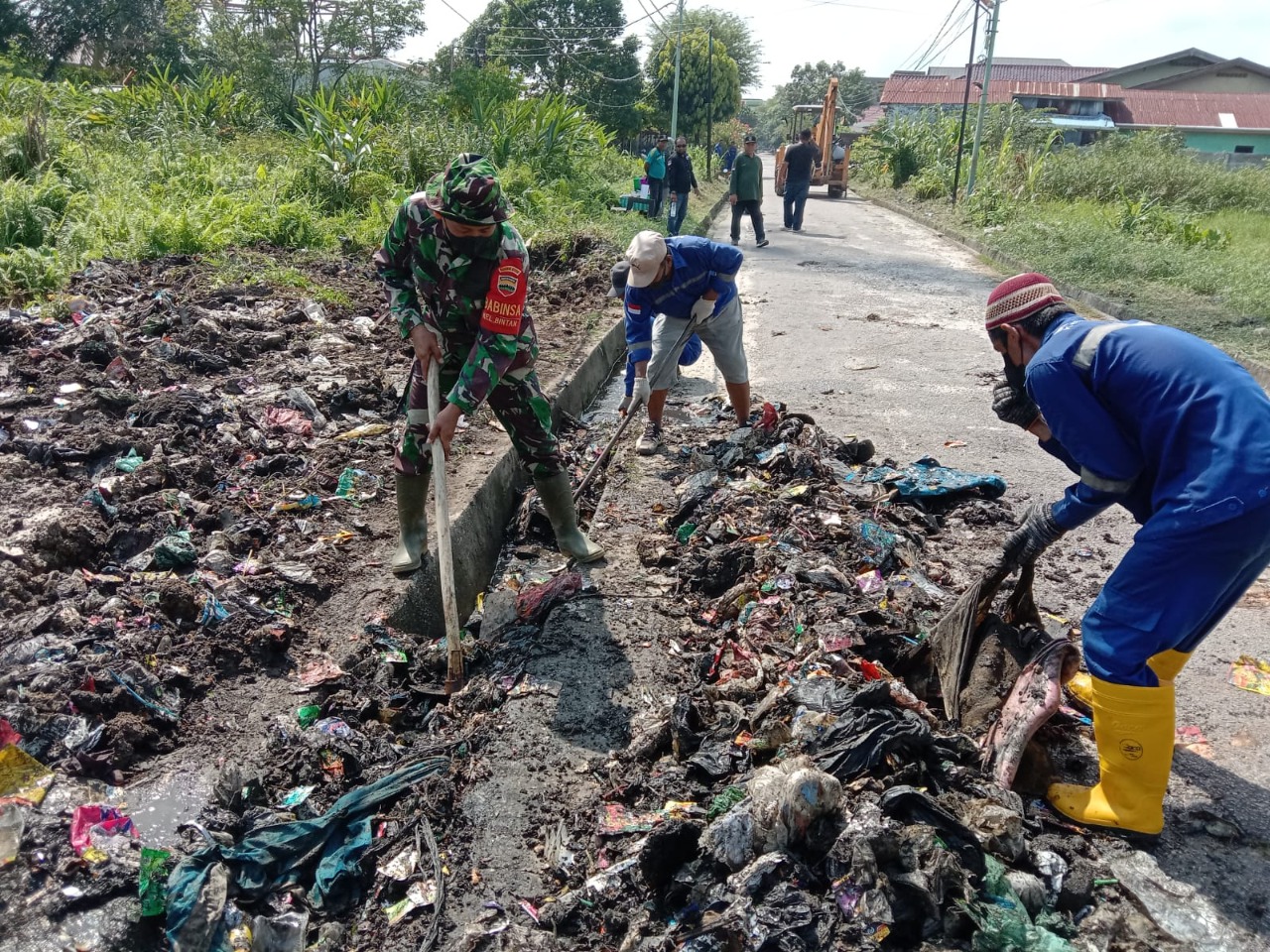 Bersama Masyarakat, Babinsa Laksanakan Gotong Royong di Jalan Kartini