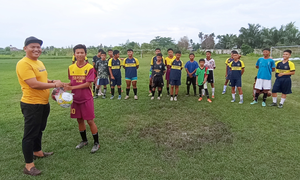 Peduli Pembinaan, RT 07 Teluk Binjai Serahkan  Bola ke SSB Persekat Dumai