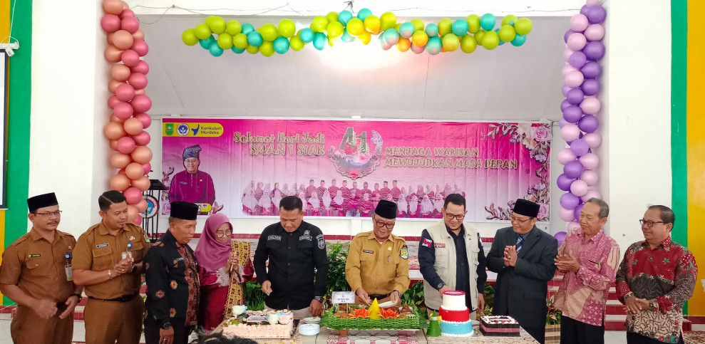 Kepala SMAN 1 Siak: Menjaga Warisan, Mewujudkan Masa Depan