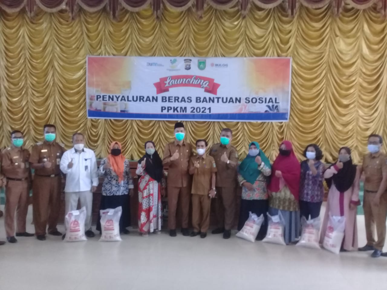 Walikota Salurkan Beras Bantuan dari Kemensos Melalui BULOG Dumai