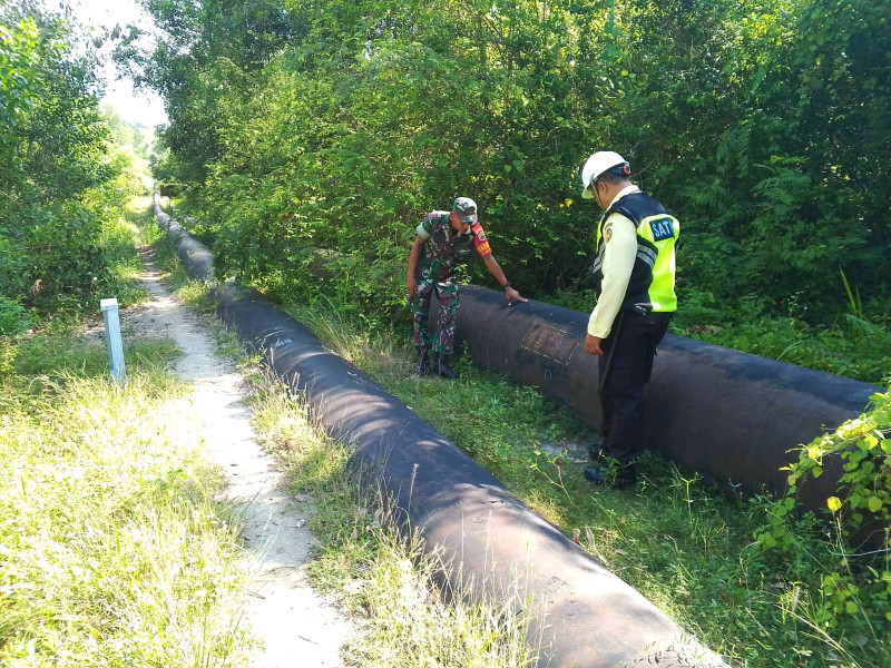 Penguatan Sinergi, Babinsa Koramil 01/Dumai dan SKK Migas Gelar Patroli Pipa Minyak