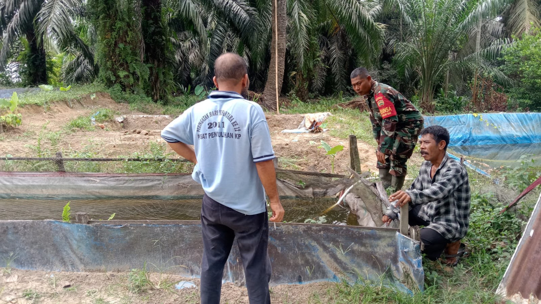 Babinsa Serka Suandi Dampingi Peternak Ikan Lele dan Patroli Karhutla