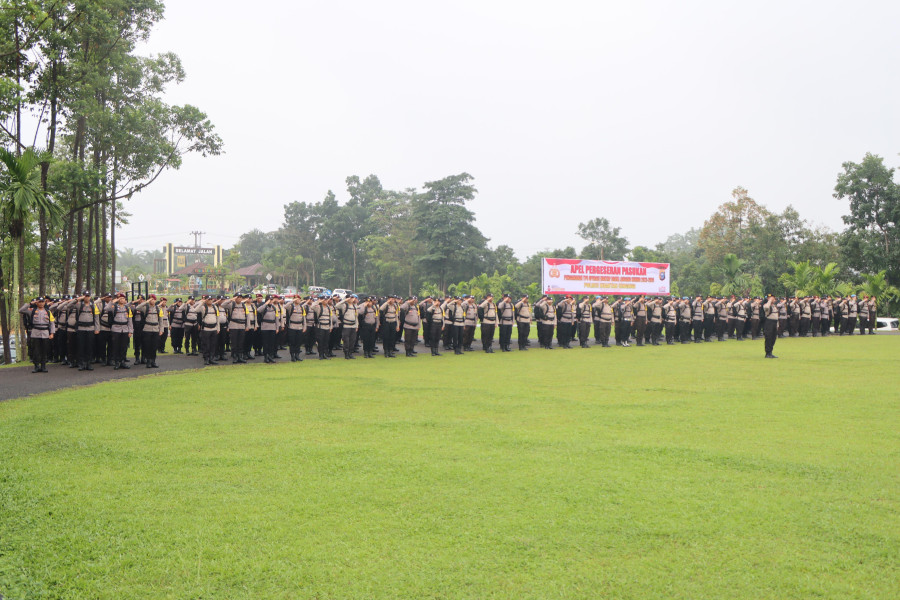 Kapolres Kuansing Pimpin Apel Pergeseran Pasukan Pengamanan TPS pemilu 2024 Dalam Rangka Operasi Mantap Brata Lancang Kuning