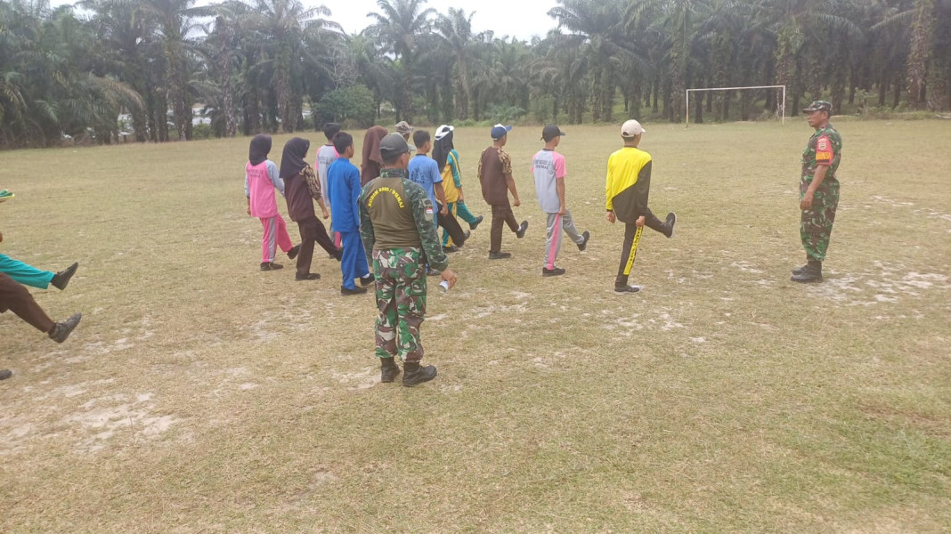 Serka Amri Jhon dan Serka M. Aslim Lubis Latih Paskibra Untuk HUT Kemerdekaan RI ke-79 di Dumai