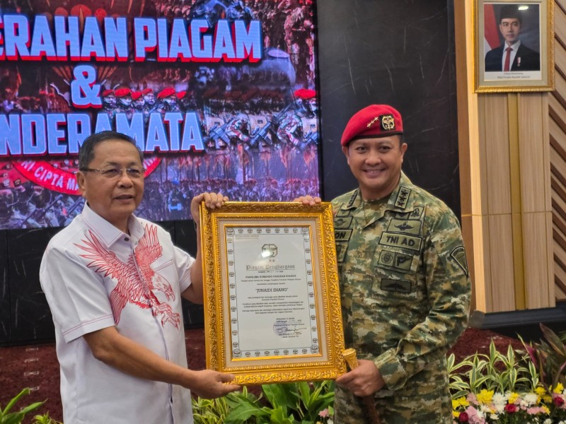 Tokoh Masyarakat Dumai Junaedi Zhang Terima Penghargaan Khusus dari Pangkopassus