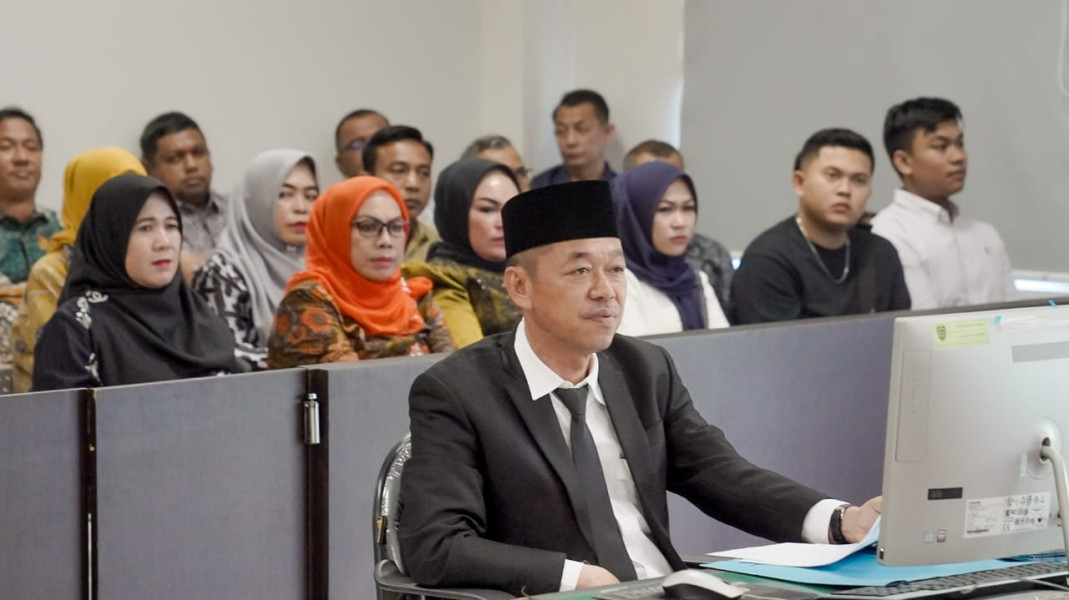 Dapat Nilai A, Bupati Rohil Afrizal Sintong Lulus Ujian Tesis S2 di UIR