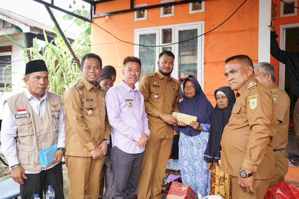 Pemkab Rohil Serahkan Bantuan Kepada Warga Tertimpa Musibah Puting Beliung