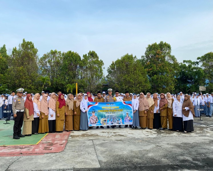 Polres Siak Lakukan Edukasi Operasi Patuh Lancang Kuning 2025 dan Green Policing di SMAN 1 Siak