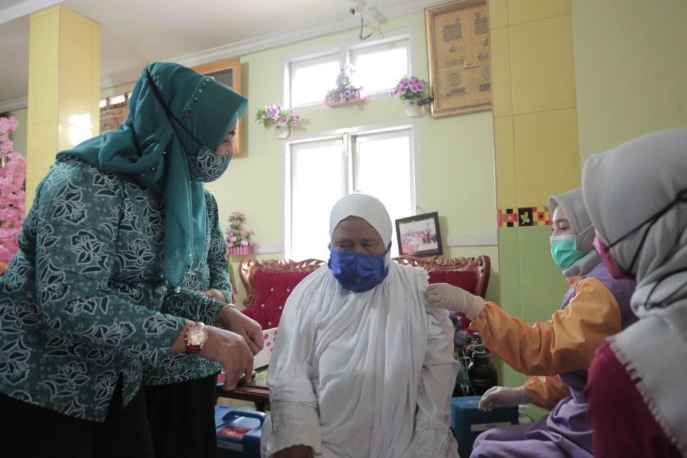 TP PKK Riau Tinjau Pelaksanaan Vaksinasi COVID-19 Untuk Masyarakat & Lansia