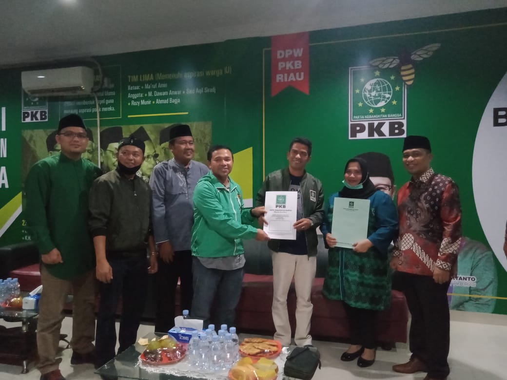 Wakili DPP, DPW PKB Riau Serahkan SK Kepada Kasmarni-Bagus Santoso