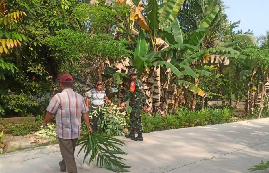 Babinsa Koramil 03 SS Membersihkan Sekitaran Jalan Bersama Masyarakat