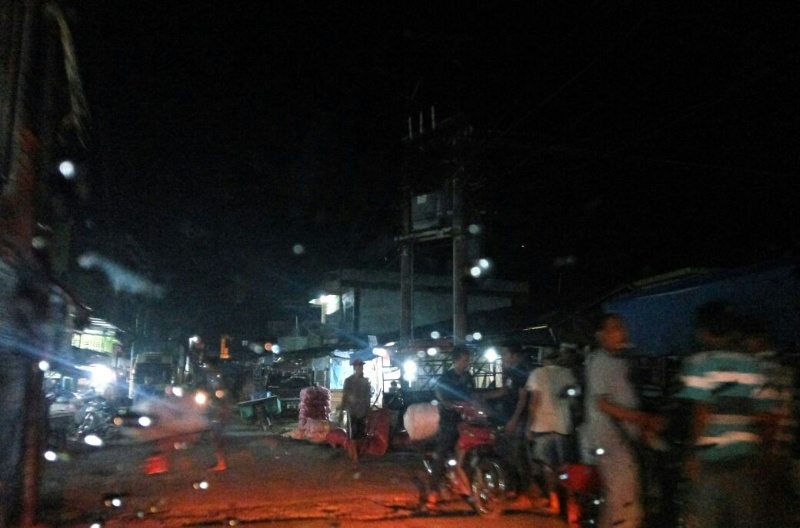 Warga keluhkan dengan Bongkar barang yang membuat Jl. Obor Utama Duri tertutup