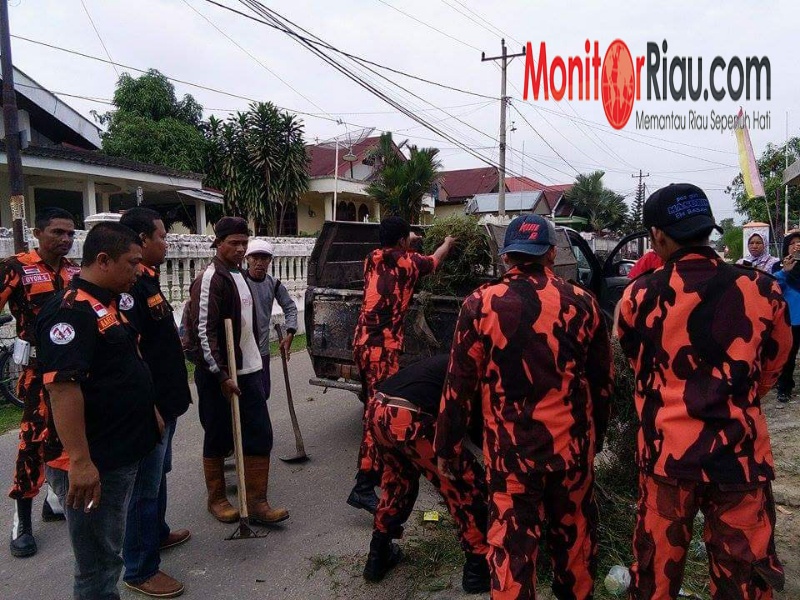 Pemuda Pancasila (PP) Ranting Kelurahan Duri Barat galakkan Gotong Royong
