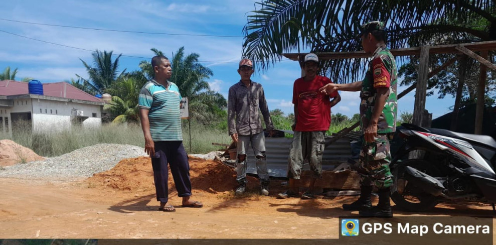 Sertu Ramli Datangi Masyarakat dan Berpatroli Guna Cegah Karhutla