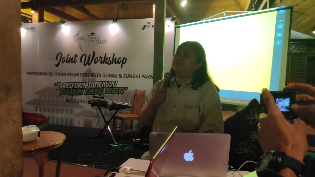 Ardiles Rante Menjadi Pembicara Gathering Pertamina RU II Dumai Bersama Media di Bandung
