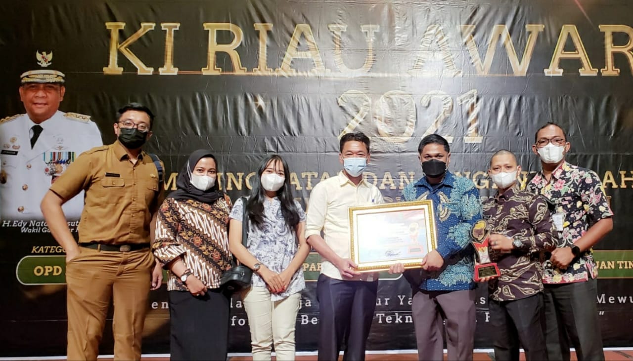 Bupati Rohil Raih Penghargaan Kategori Khusus dari Komisi Informasi Riau
