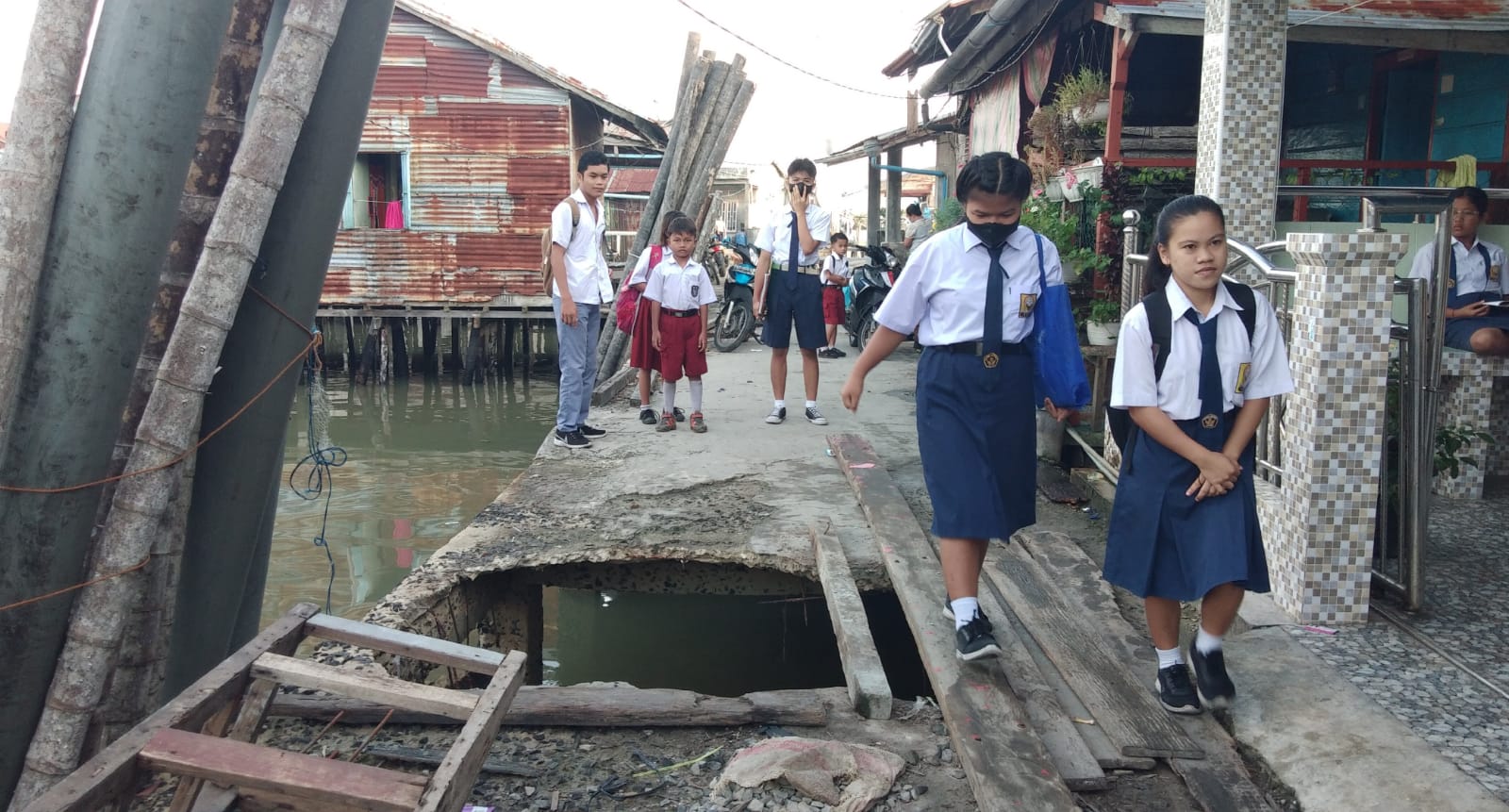 Lama Tidak Diperbaiki, Lubang JL Antara Desa Teluk Pulai Kembali Makan Korban