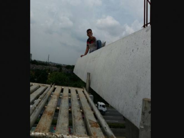 Pria Mengaku Brimob Nekat Naiki Tiang LRT