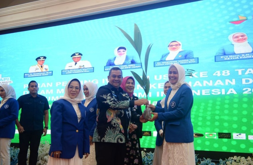 Dukung Ekonomi Berkelanjutan, Wagubri Edy Nasution dan IWAPI Serahkan Bibit Buah - buahan