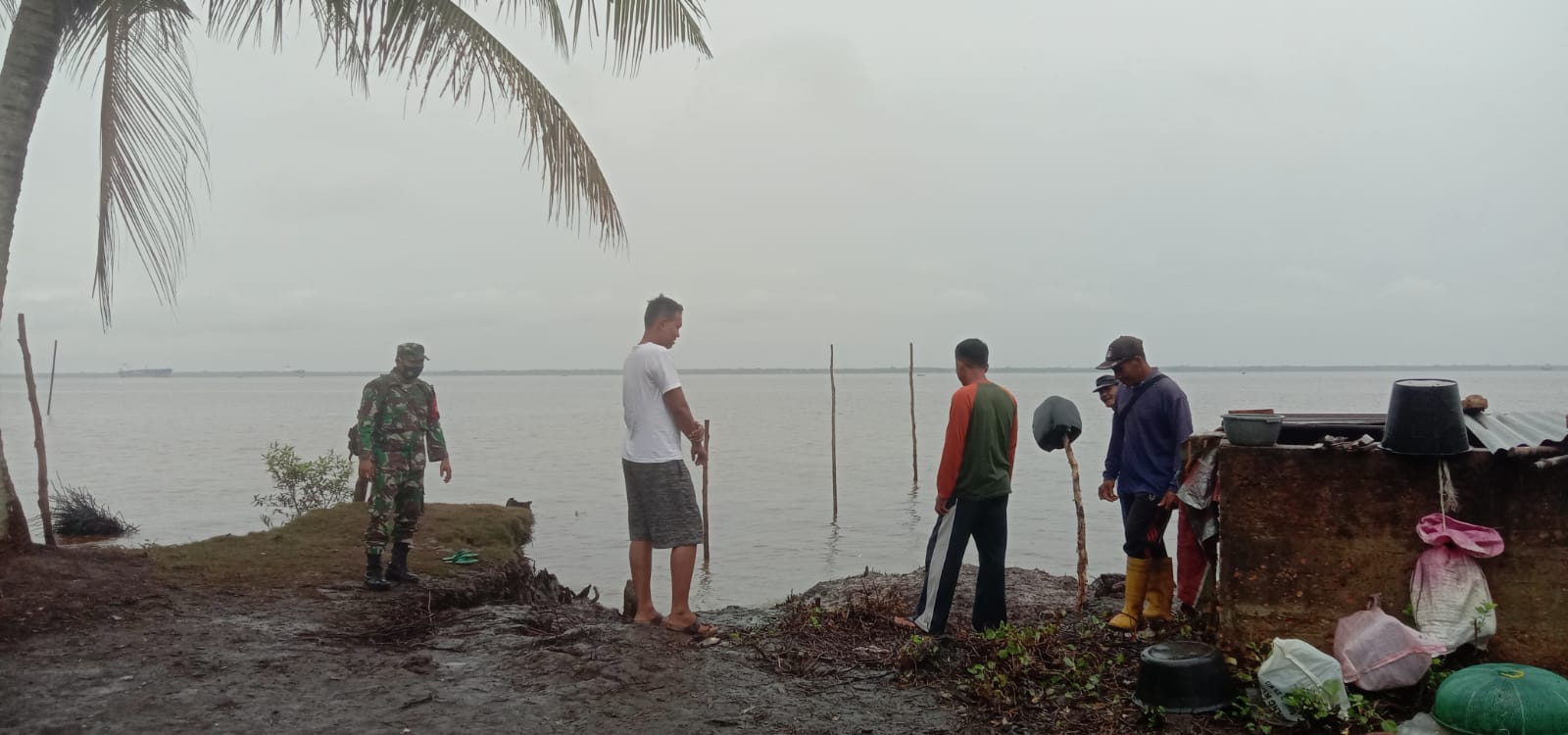Sampaikan Harapan Masyarakat, Serda Cerza Katno Berharap Pemerintah Segera Bangun Turap