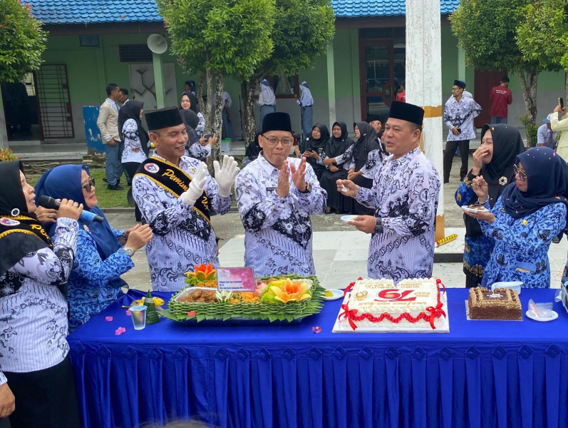 SMAN 1 Siak Gelar Upacara Peringatan HUT PGRI dan HGN 2024