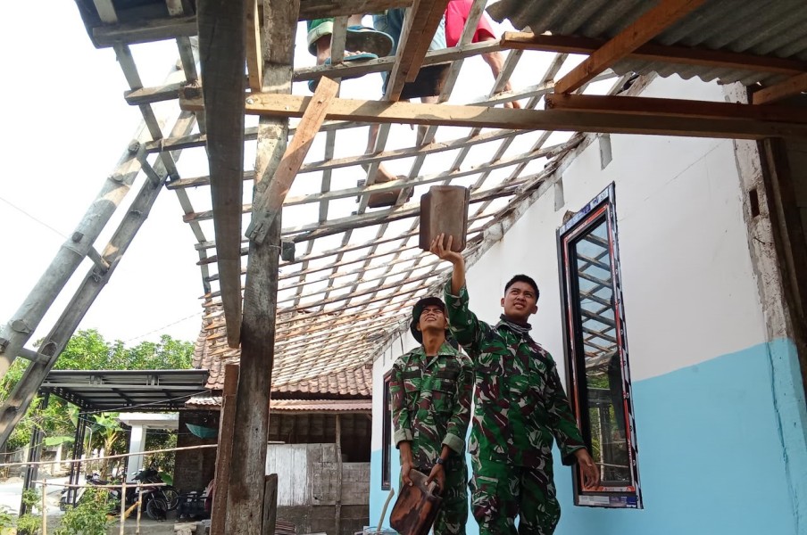 Merajut Harapan di Bawah Atap Baru: Sentuhan Hangat Satgas TMMD 129 Bojonegoro untuk Rumah Pak Ladi