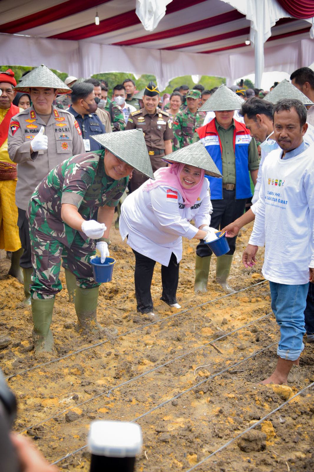 Kasmarni Dampingi Kepala Staf Angkatan Darat TNI RI Launching Program Ketahanan Pangan