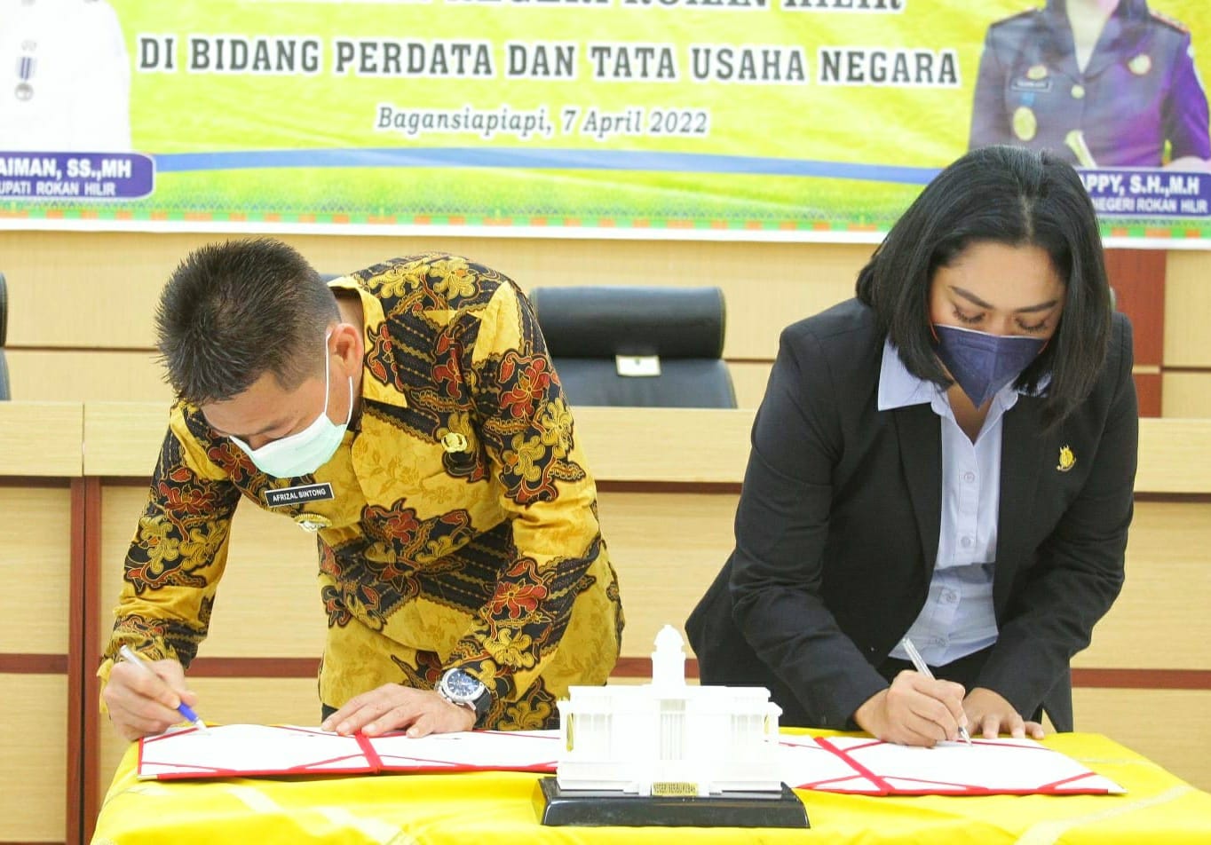 Tak Ingin Ada Pegawai Terlibat Korupsi, Bupati Rohil Teken MoU Dengan Kejari