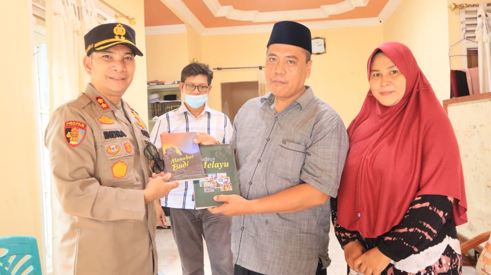 Silaturahmi dengan Ketua MUI, AKBP Indra Wijatmiko Terima Sebuah Buku