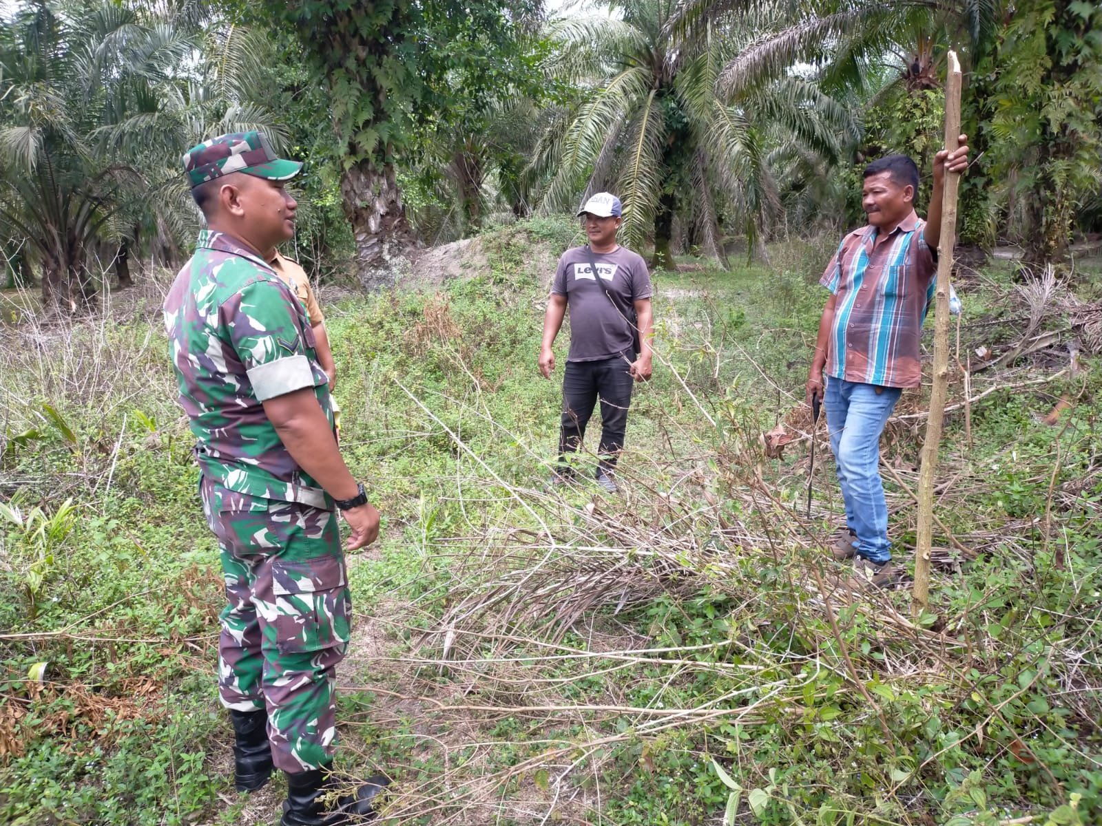 Babinsa Kampung Baru Laksanakan Giat Cegah Karhutla