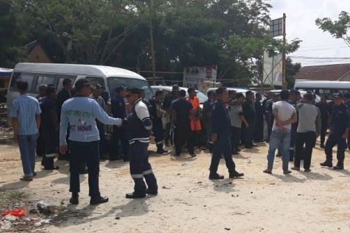 Ratusan Securiti DMG di Duri Mogok Kerja