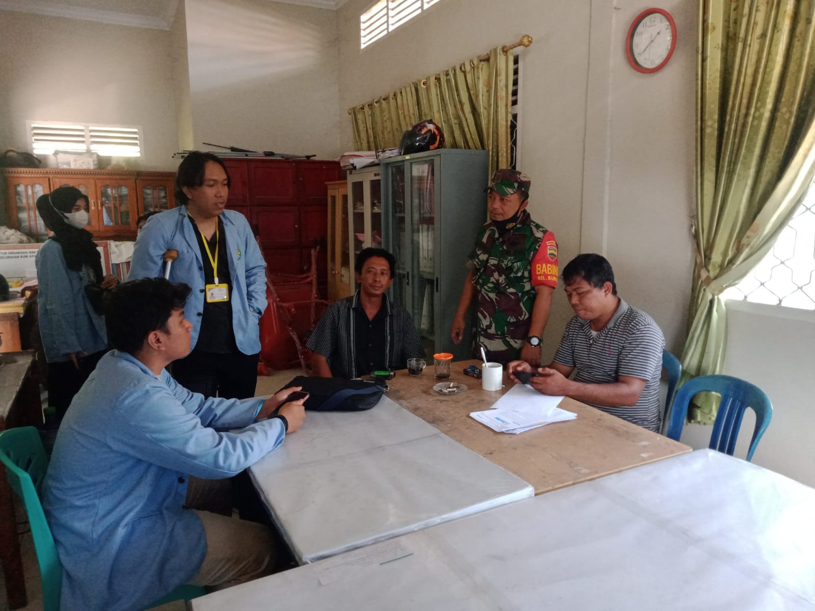 Bertempat di Kantor Lurah Bumi Ayu, Serma Sukardi dan Mahasiswa UNRI Gelar Silaturahmi