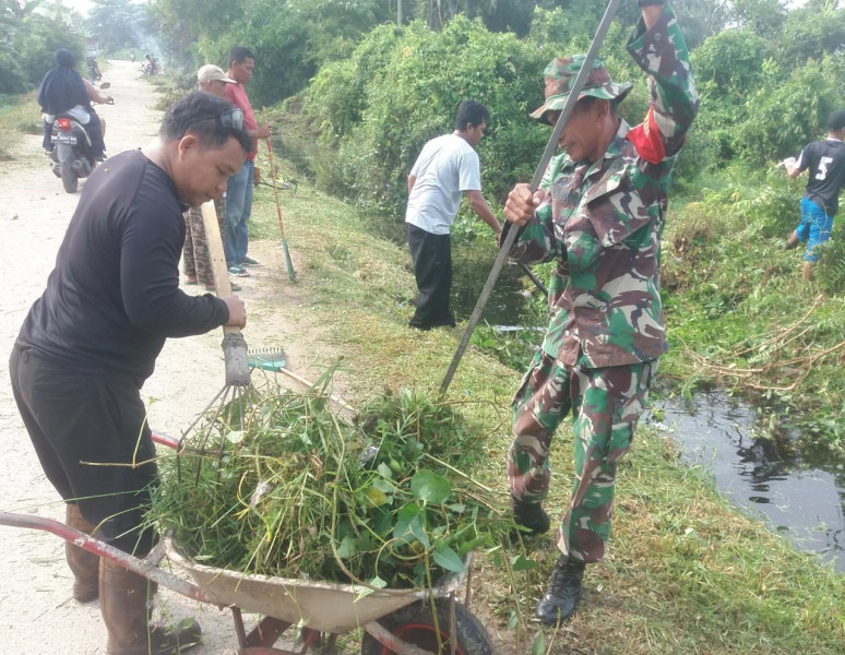 Sertu Nono Pimpin Kegiatan Gotong Royong Jelang Peringatan HUT RI ke 78