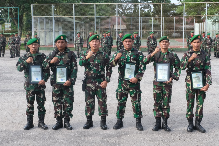 Dandim 0320/Dumai Beri Penghargaan kepada Lima Personil Unit Intel