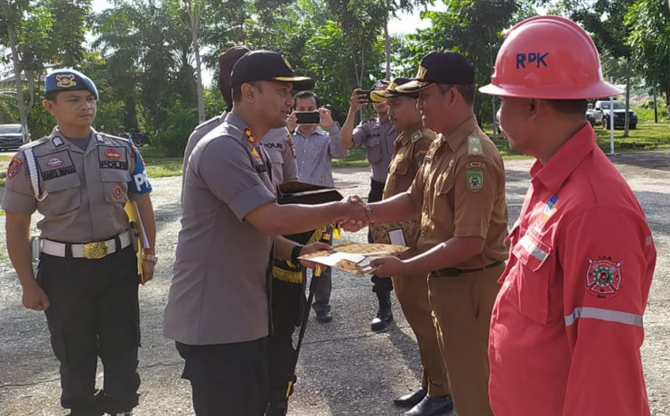 Soal Karhutla, Kapolres Rohil Berikan Penghargaan Kepada Datuk Penghulu Lenggadai Hilir dan Hulu