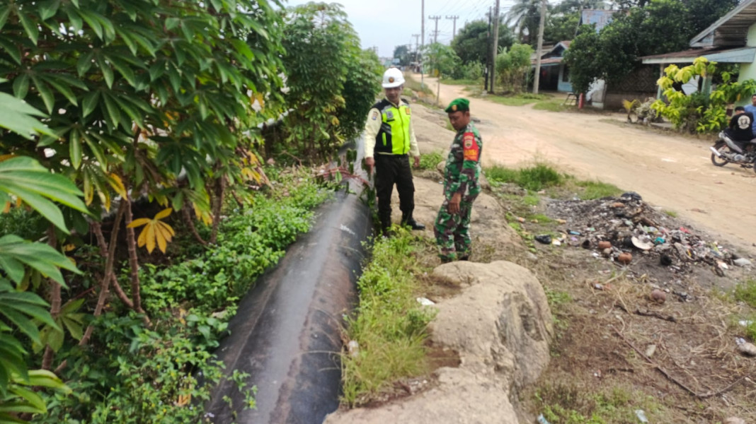 Patroli Keamanan Koramil 02/BK Bersama Pertamina, Pastikan Pipa Aman