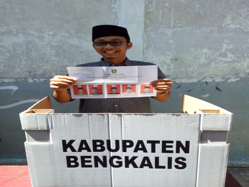 Ketua Dewan Dakwah Kabupaten Bengkalis berikan hak pilih nya di TPS 08 Desa Batang Dui