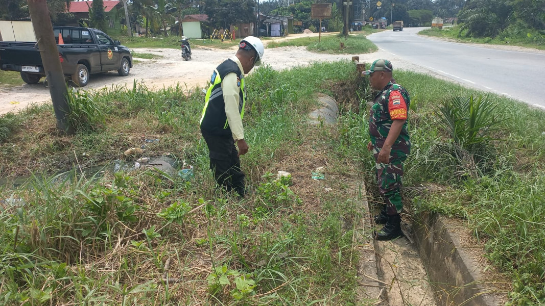 Babinsa Koramil 02/BK dan Security Pertamina Hulu Rokan Patroli Jalur Pipa