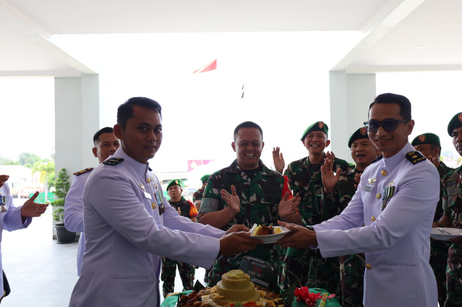 Dandim 0320/Dumai Berikan Kejutan HUT Ke-79 TNI AL di Mako Lanal