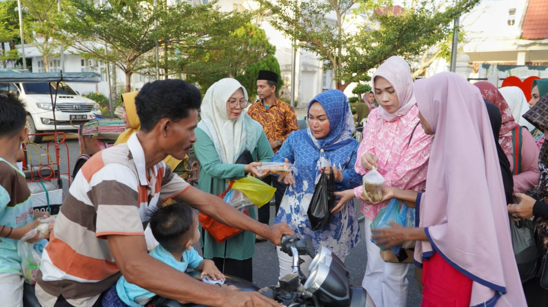 Ketua PKK Rohil Bagikan Ratusan Takjil Kepada Masyarakat Bagansiapiapi Jelang Buka Puasa