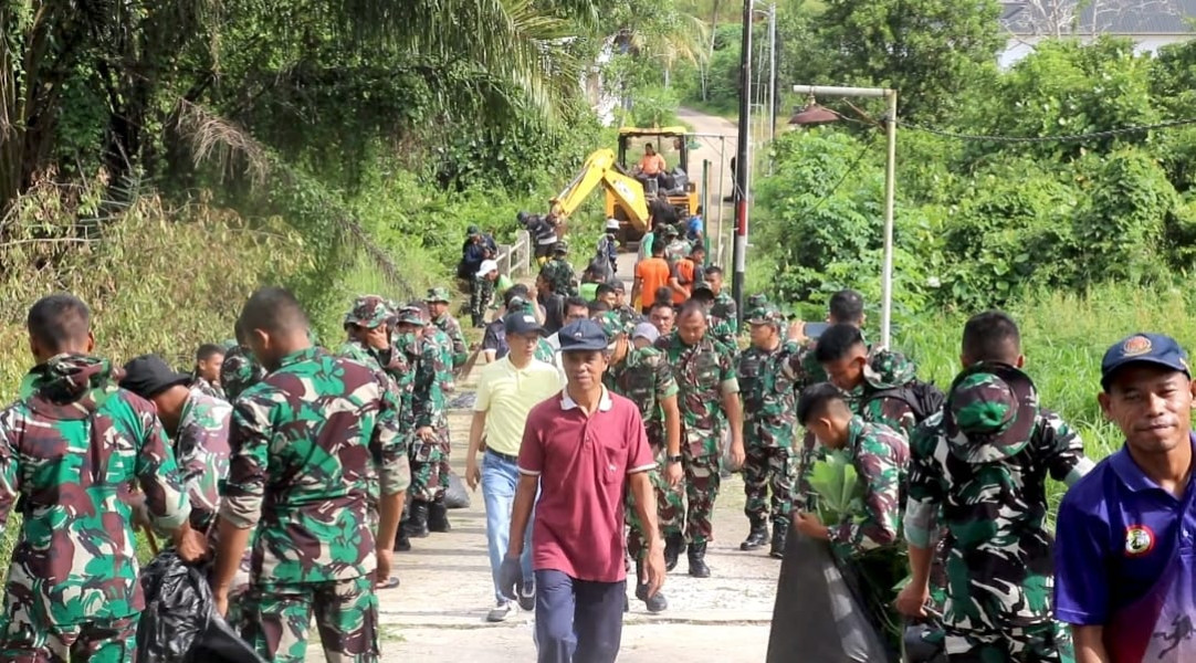Sinergi Pemda dan TNI, Kodim 0315/Tanjungpinang Gelar Karya Bakti Pembersihan dan Penanaman Pohon Dalam Rangka Mengantisipasi Banjir dan Wabah Penyakit
